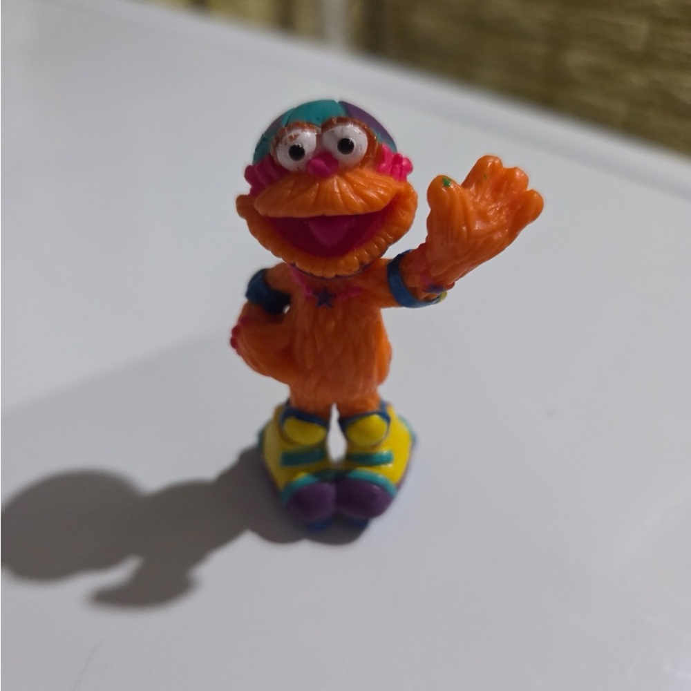 Sesame Street ZOEY MONSTER SKATING PVC Figure TYCO Cake Topper Toy 2.5"
